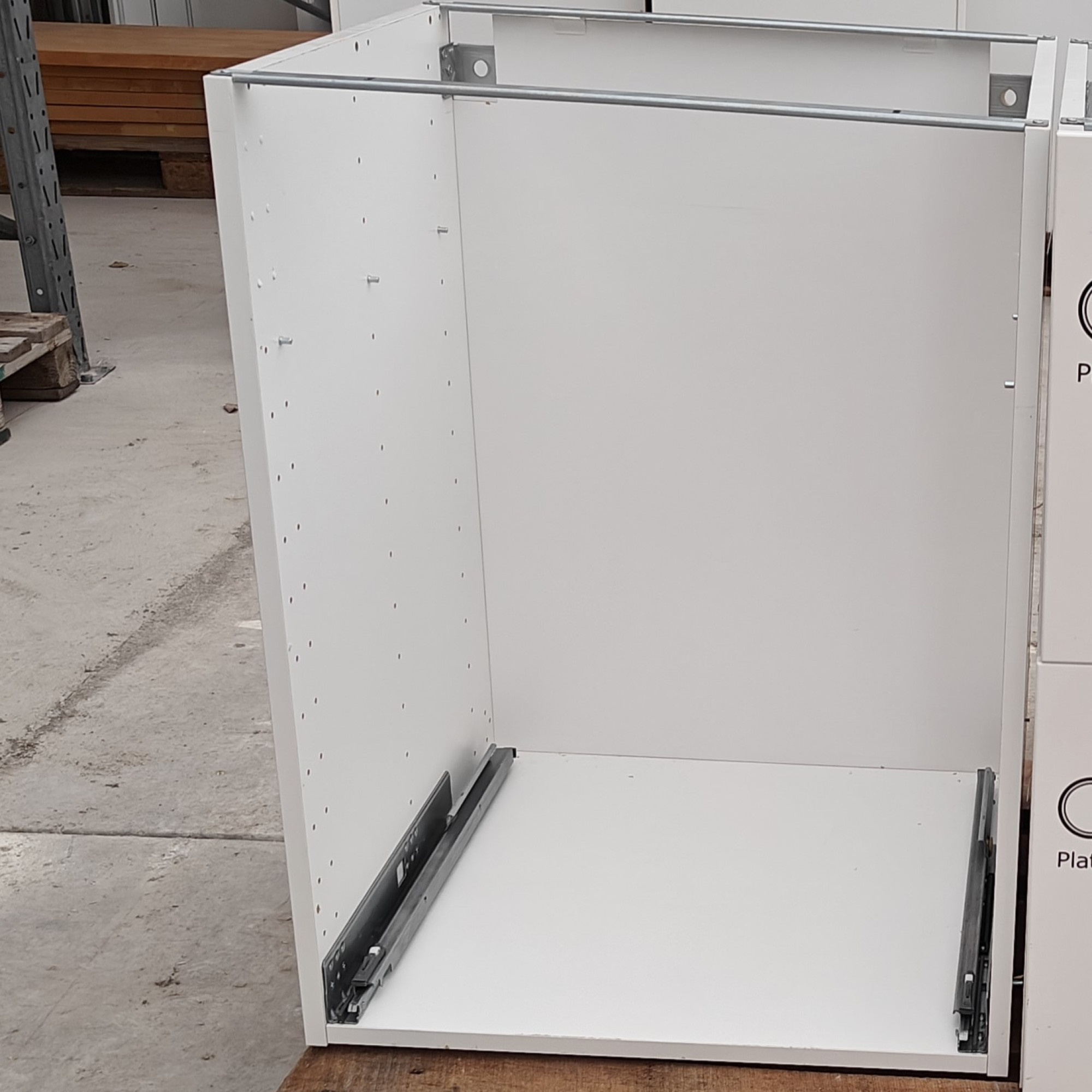 Bänkskåp med endast skenor 600x800x600 mm