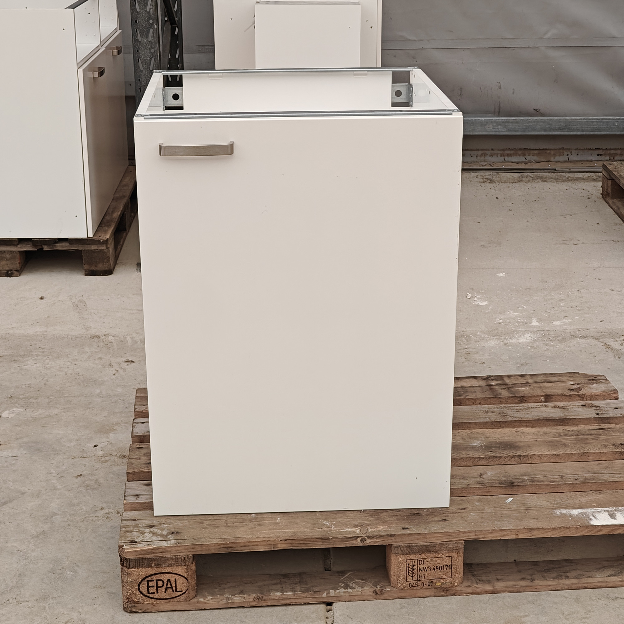 Skåpstomme med lucka och 1 hyllplan. 600x800x600 mm
