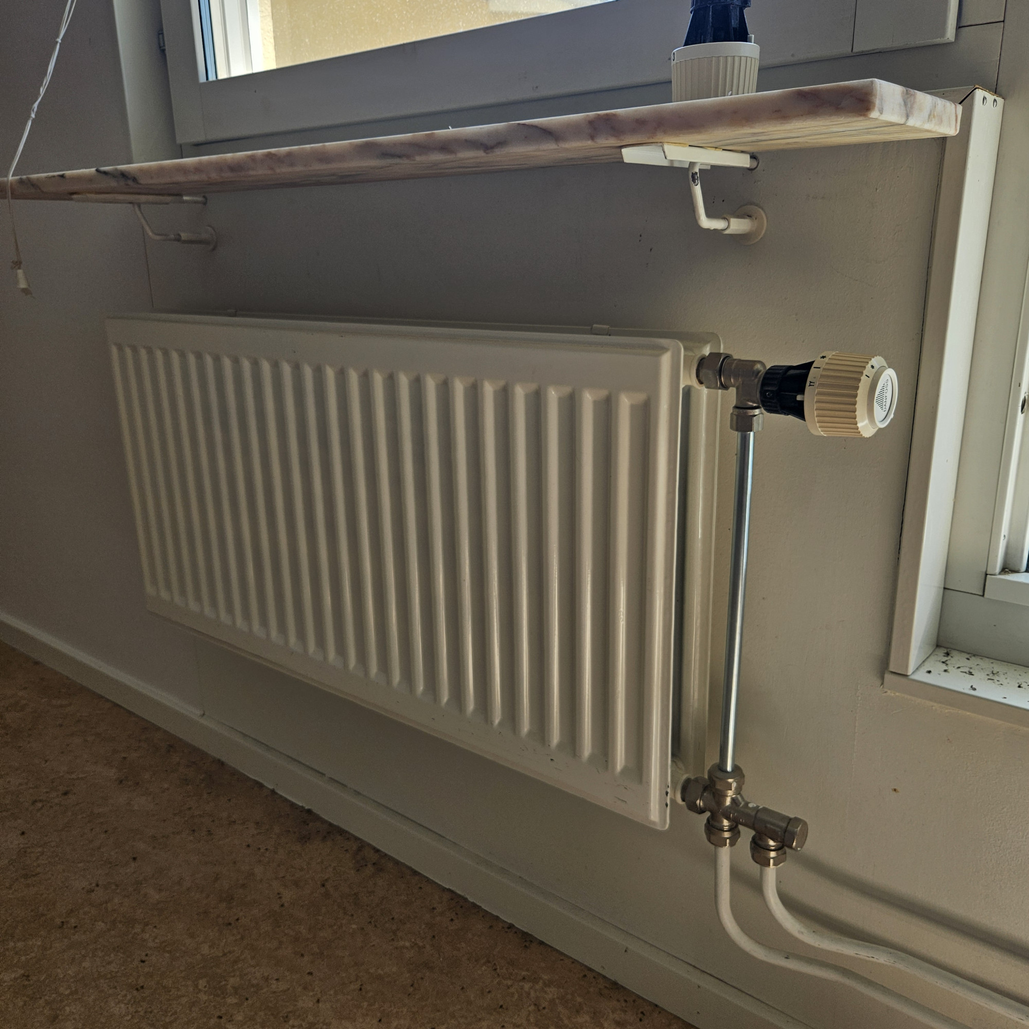 Panelradiator 800×400×80, vit – komplett med ventil & termostat