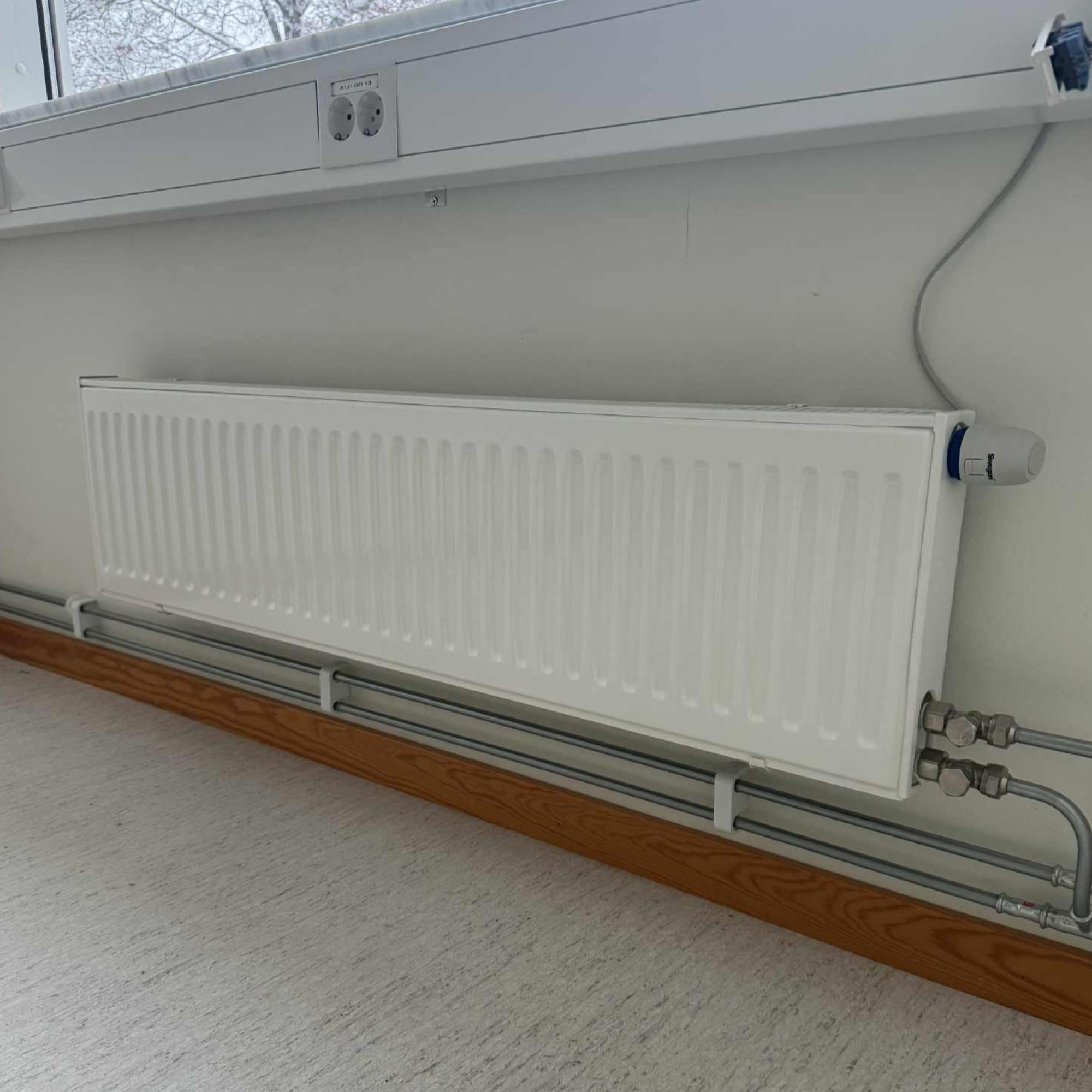Panelradiator, vattenburen – 1200x300, vit, komplett med termostat