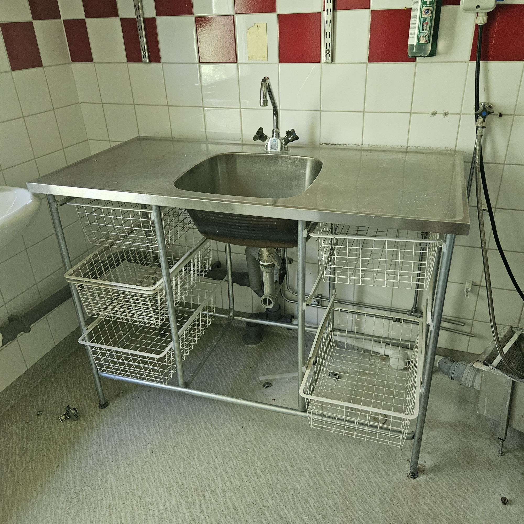 Arbetsbänk i rostfritt 1200x600 - Integrerad diskho och förvaring